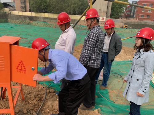 3.图二党支部书记带头检查配电箱.jpg
