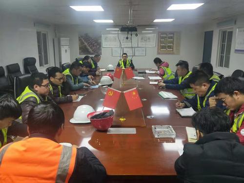 第十五项目部的班前会.jpg