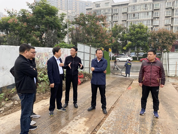 咸阳市市委市政府督查室副主任冯东航视察智慧泊车住建局南广场停车场项目.jpg