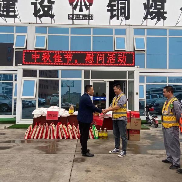 副总经理王琦慰问 - 副本.jpg