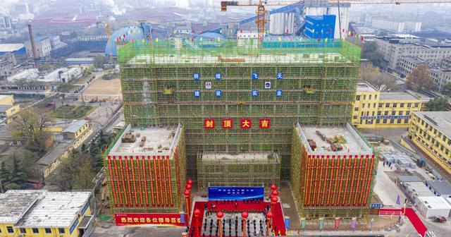 陜煤建設(shè)韓城分公司承建的下峪口煤礦智慧辦公大樓項(xiàng)目順利封頂